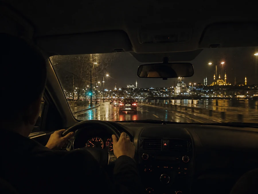 Gece İstanbul yolunda ilerleyen özel araç